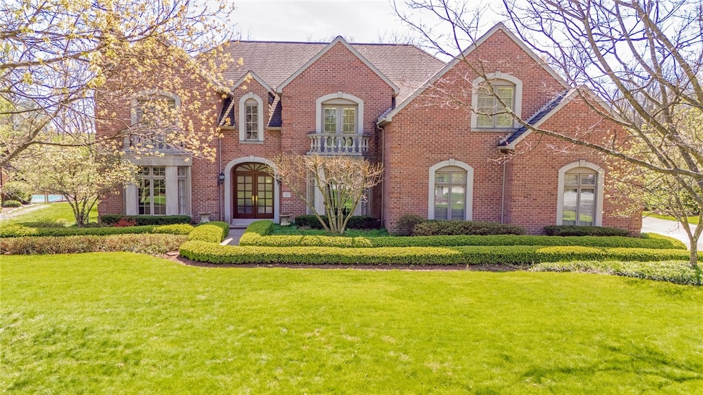 tudor house featuring a front yard