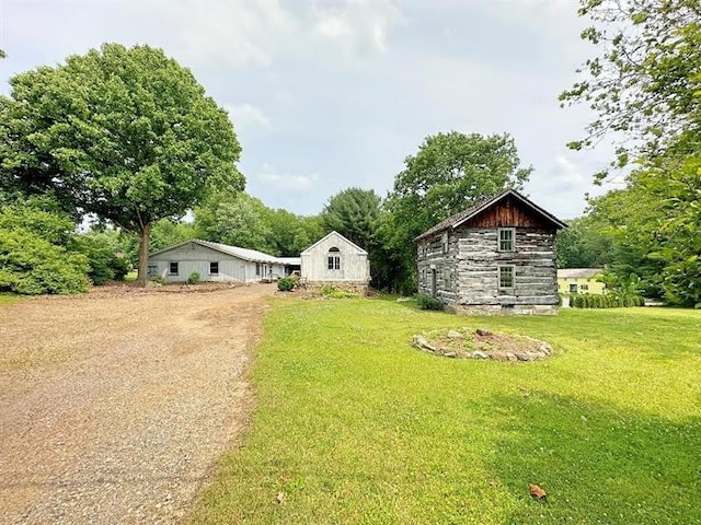 view of yard with an outbuilding