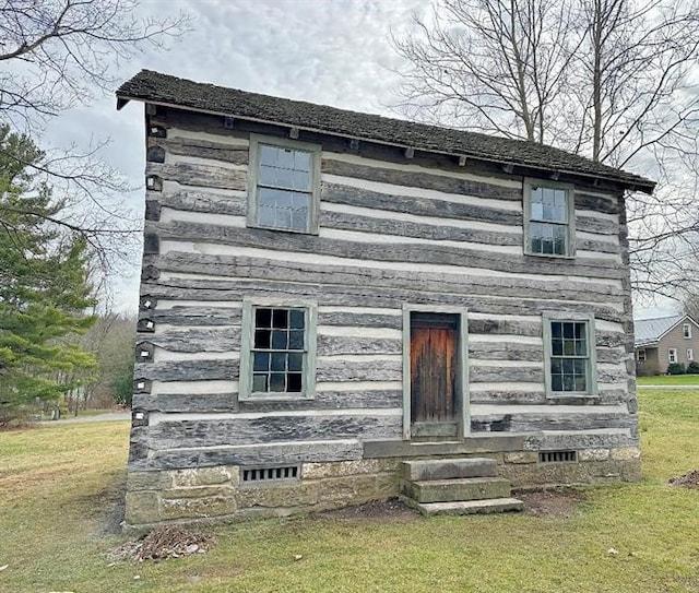 view of front of home featuring a front lawn