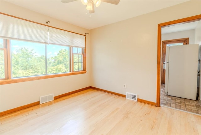 unfurnished room featuring light wood-type flooring and ceiling fan