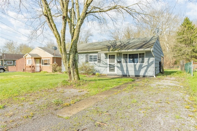 single story home with a front lawn