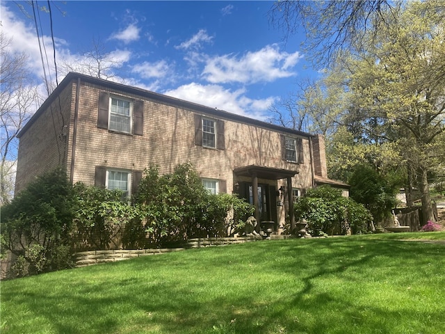 view of front facade with a front lawn