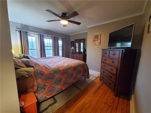 bedroom featuring crown molding, light wood-type flooring, and ceiling fan