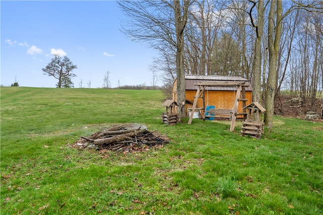 view of yard featuring an outbuilding and a rural view