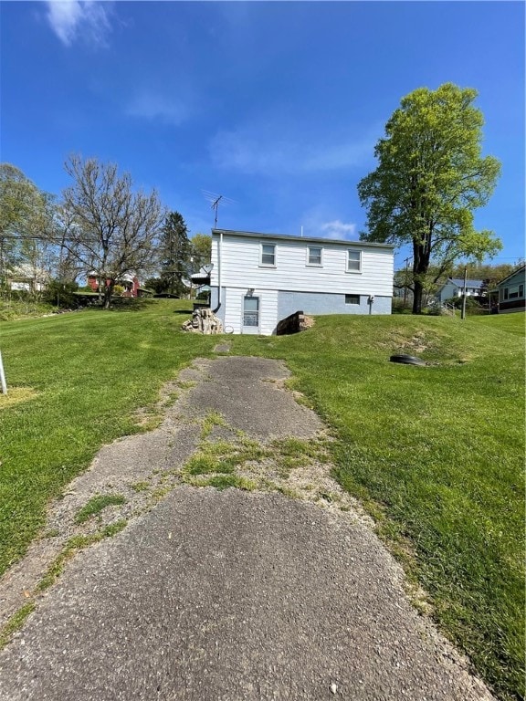 view of front of home featuring a front yard