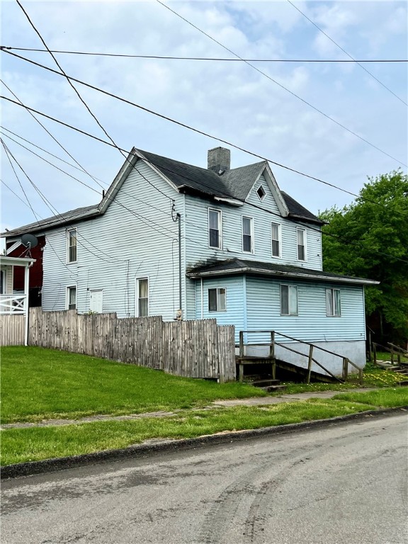 view of front of house featuring a front lawn