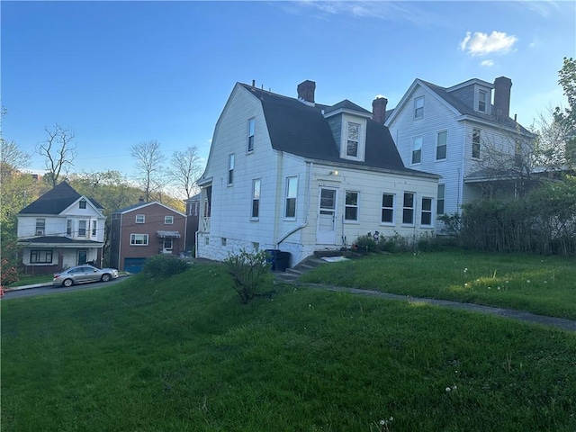 view of front of house featuring a front lawn