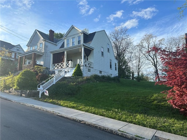 view of front of property featuring a porch and a front yard