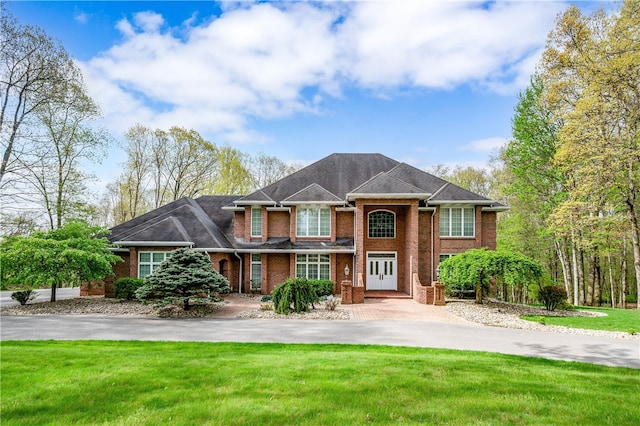 view of front of property featuring a front lawn