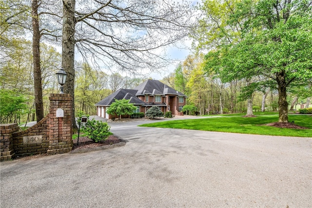 view of front of property featuring a front lawn