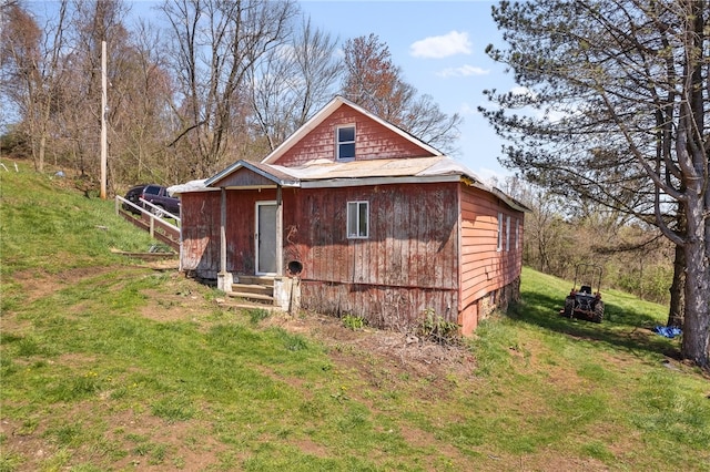 view of front of house with a front lawn