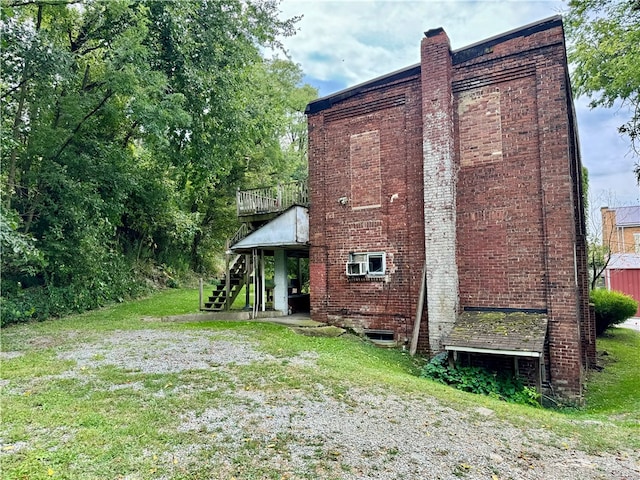 view of side of property featuring a lawn