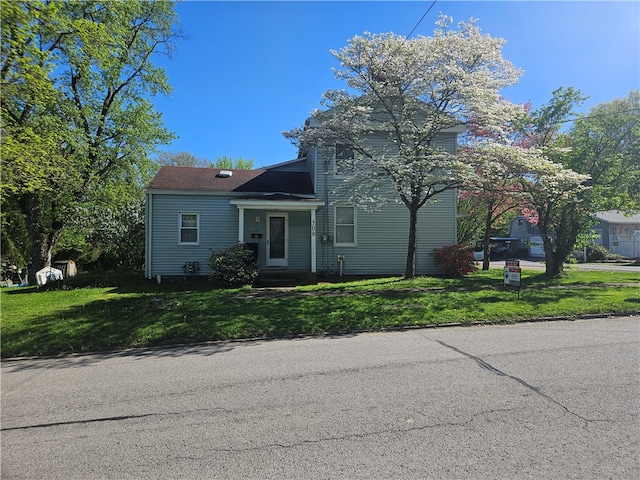 front facade featuring a front yard