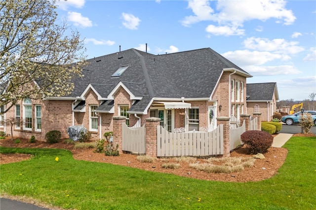 view of front of house featuring a front lawn