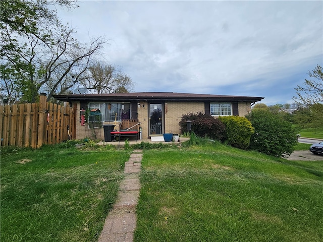 view of front of property featuring a front lawn