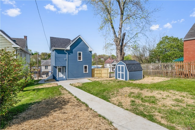 view of yard featuring a storage shed