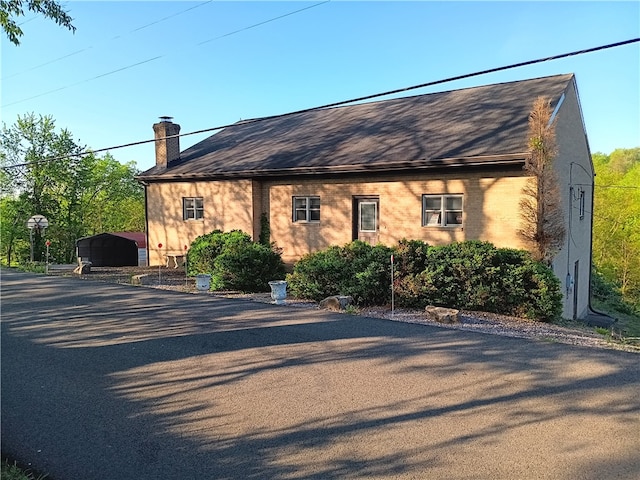 view of front facade featuring a storage unit