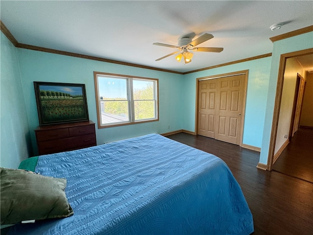 bedroom with dark hardwood / wood-style flooring, a closet, ceiling fan, and crown molding