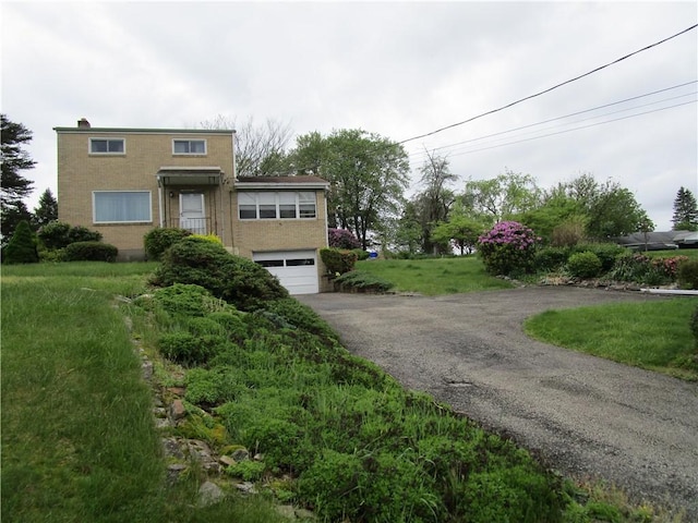 view of front facade featuring a garage and a front yard