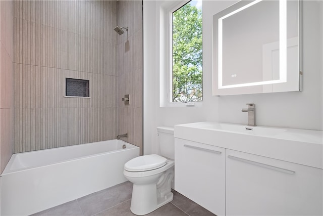 full bathroom featuring tiled shower / bath, plenty of natural light, toilet, and vanity