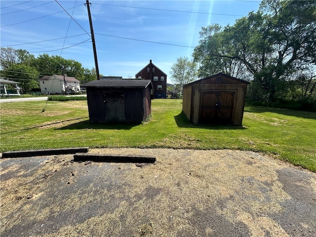 view of yard featuring a storage unit