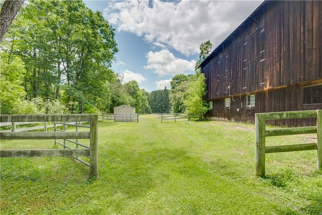 view of yard with an outdoor structure