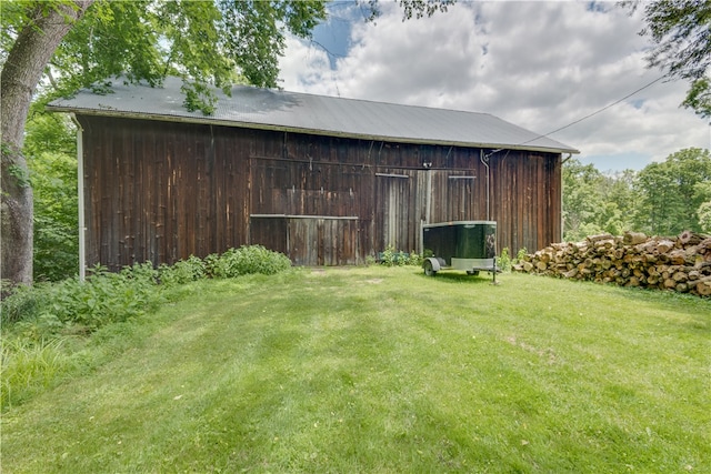 view of yard with an outdoor structure