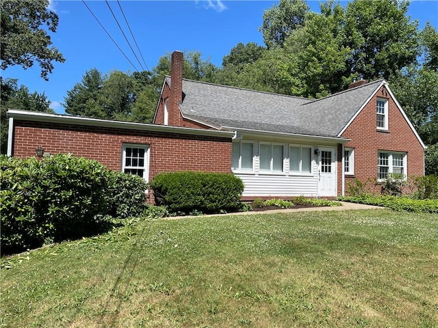 view of front of home with a front lawn