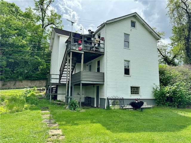 back of house featuring a yard