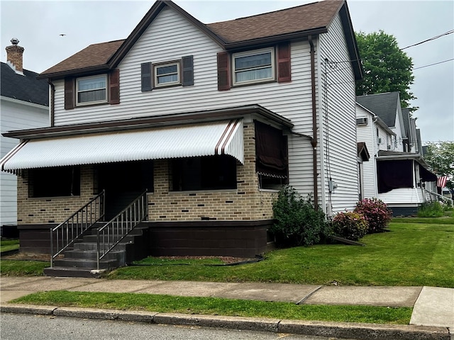 view of front of property featuring a front yard