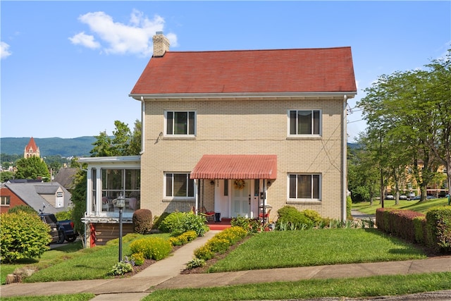 view of front of property with a front lawn