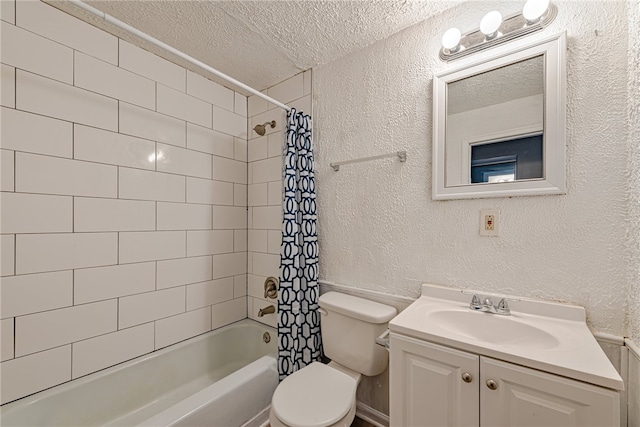 full bathroom with shower / tub combo with curtain, vanity, and toilet