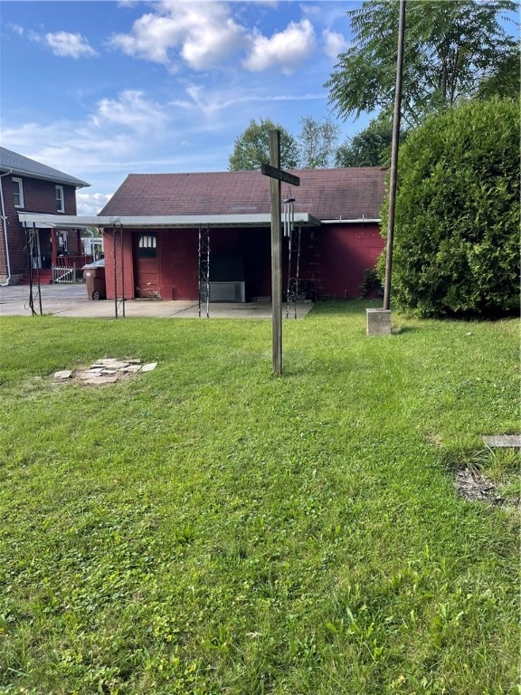 view of yard featuring a patio area