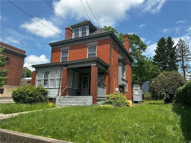 view of front of house with a front lawn