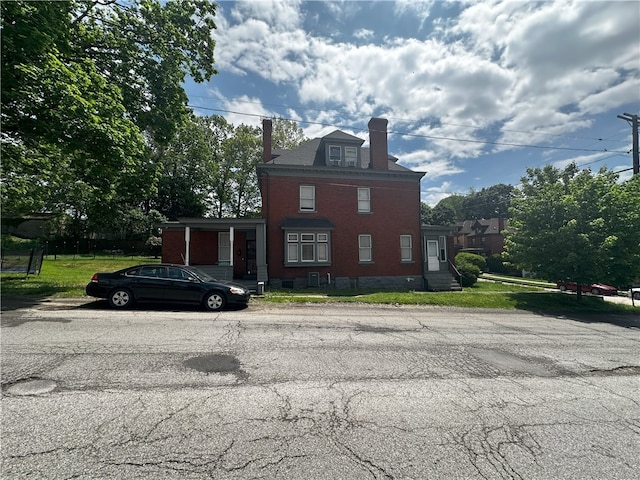 view of front of property featuring a front yard