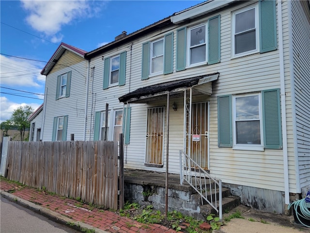 view of front of property