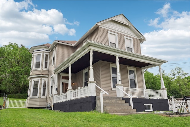 view of front facade featuring a front lawn and a porch