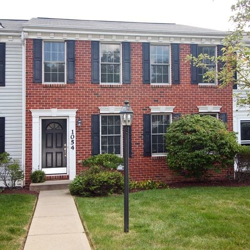 view of front of property featuring a front lawn