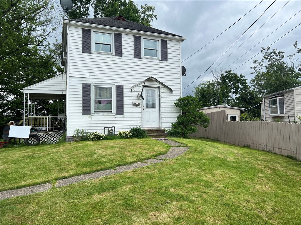 view of front of home with a front yard