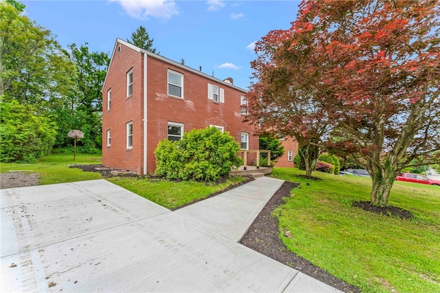 view of front of home featuring a front lawn