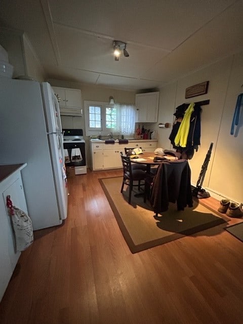 dining room featuring hardwood / wood-style flooring