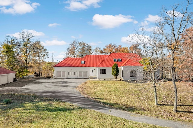 view of front of house with a front lawn