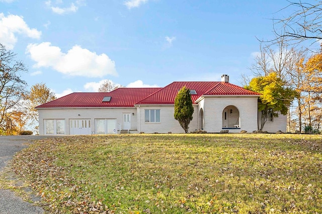 view of front of property with a front yard