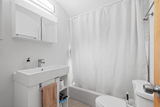 bathroom featuring toilet and shower / tub combo with curtain