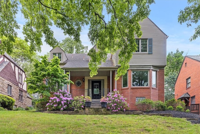 view of front of house featuring a front lawn