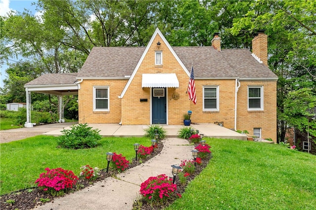 view of front facade featuring a front yard and a carport