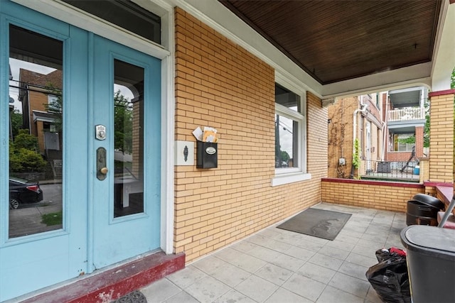 property entrance featuring a porch