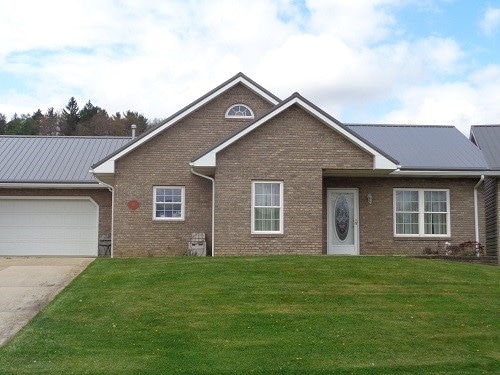 view of front facade featuring a garage and a front yard