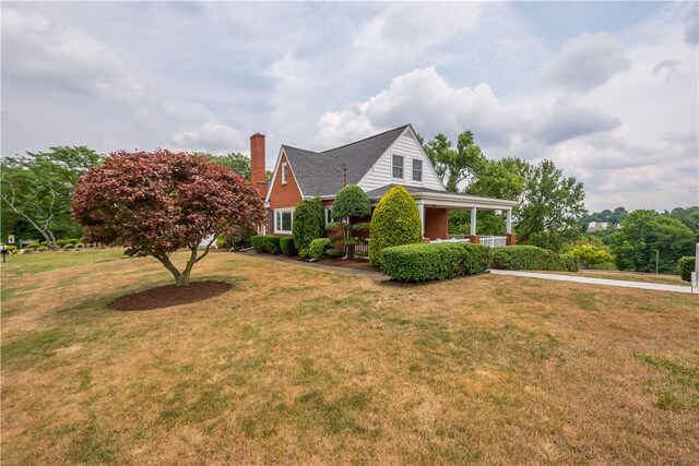 view of side of property featuring a lawn