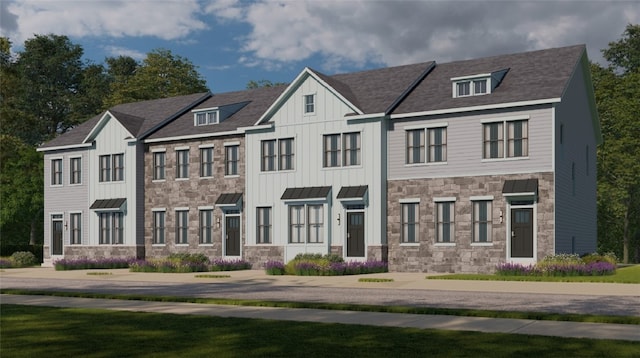 view of front of property featuring a front yard